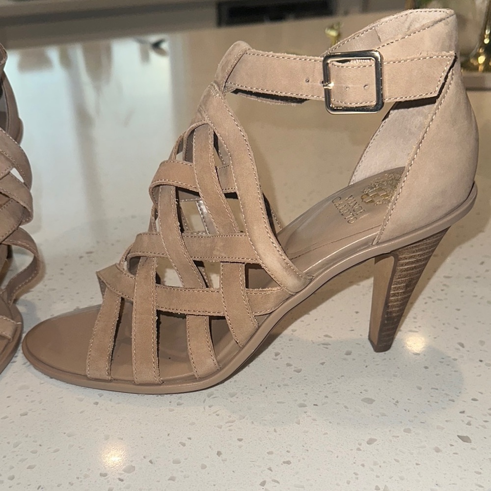 Vince Camuto Tan Sandals with Elegant‎ Style - Picture 3 of 7